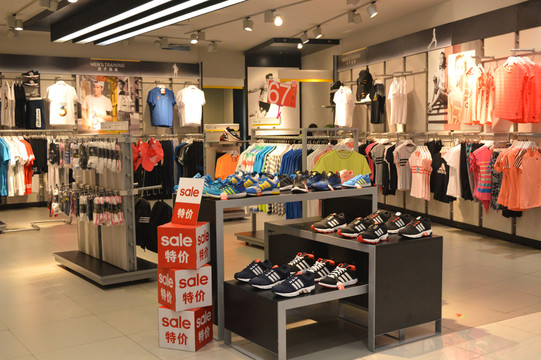 舒适与潮流并蓄 一家服装鞋帽店的匠心经营之道